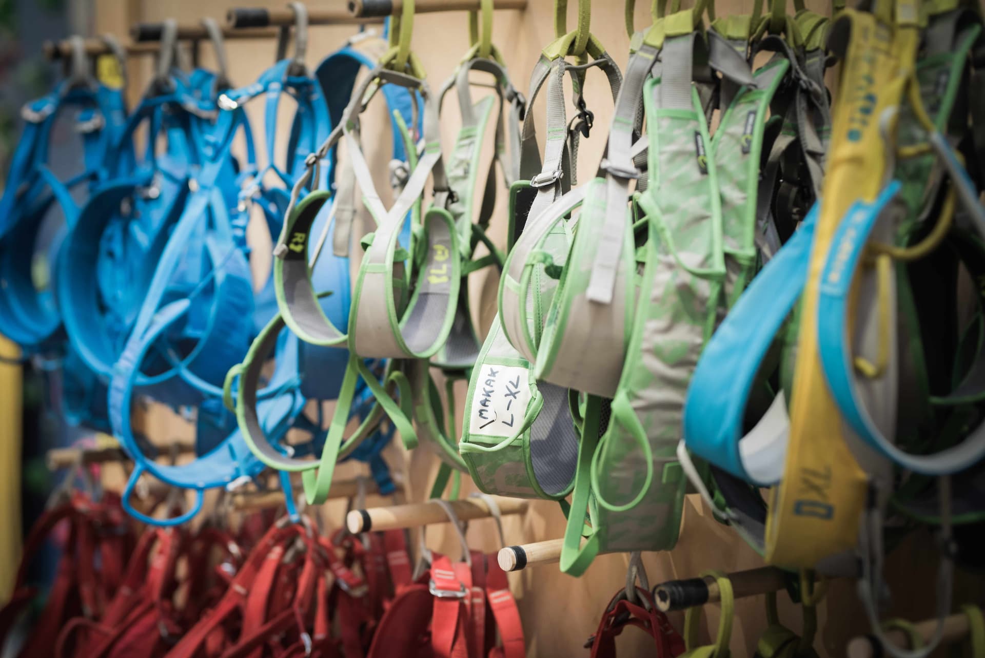 Dziecko w uprzęży wspinaczkowej na ściance